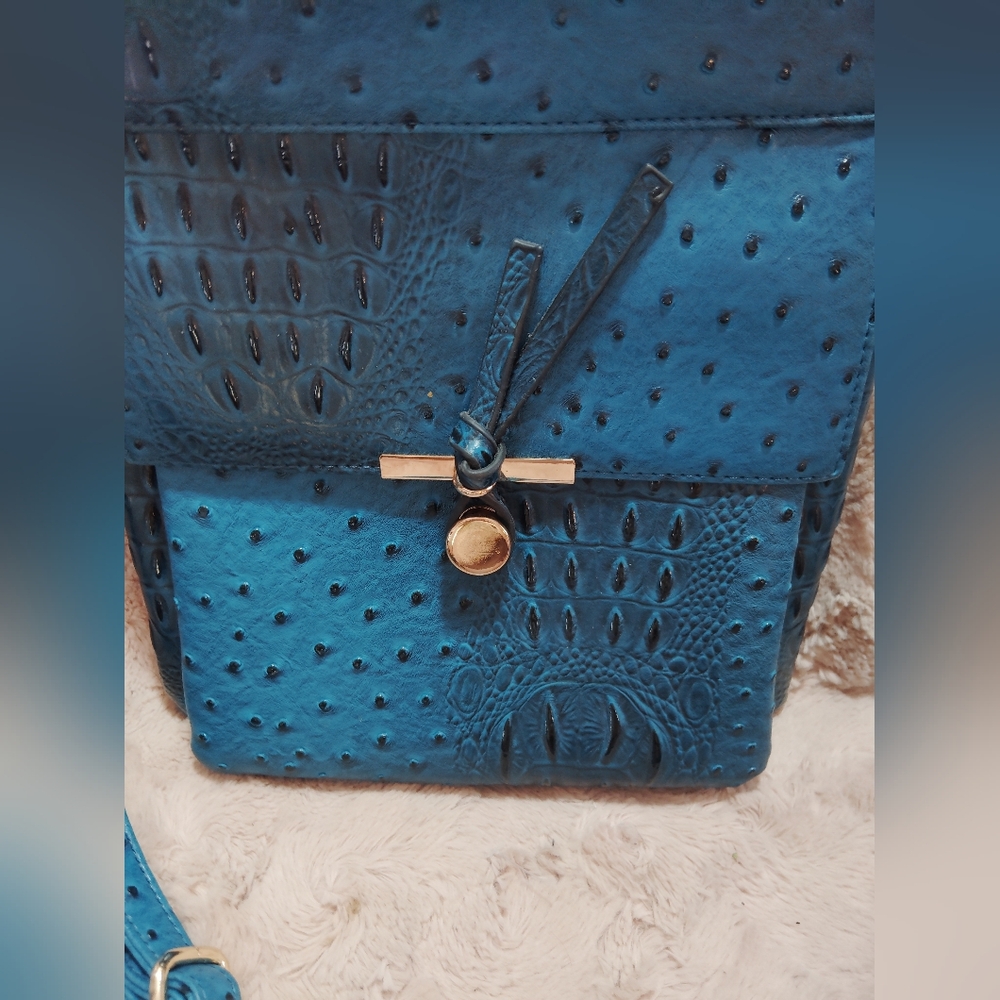 NWOT!! Beautiful Blue, Alligator/Ostrich, Textured Women's Crossbody - Picture 3 of 9